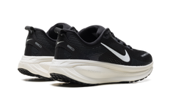 Vomero 18 WMNS"Black Summit White" HM6804 005