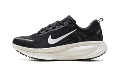 Vomero 18 WMNS"Black Summit White" HM6804 005